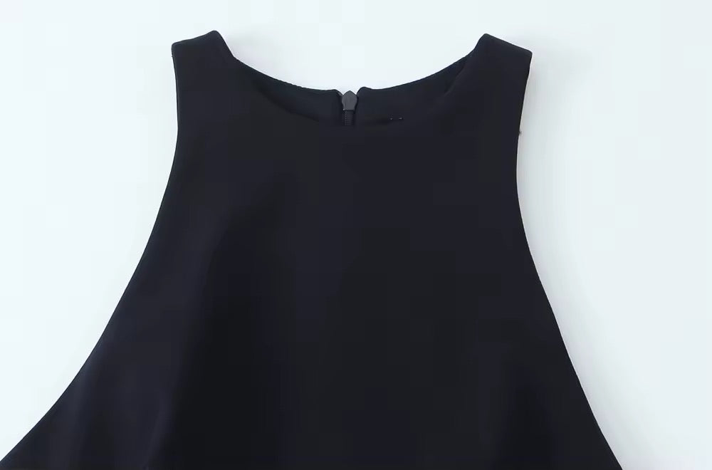 Robe noire avec jupe plissée et ceinture à la taille