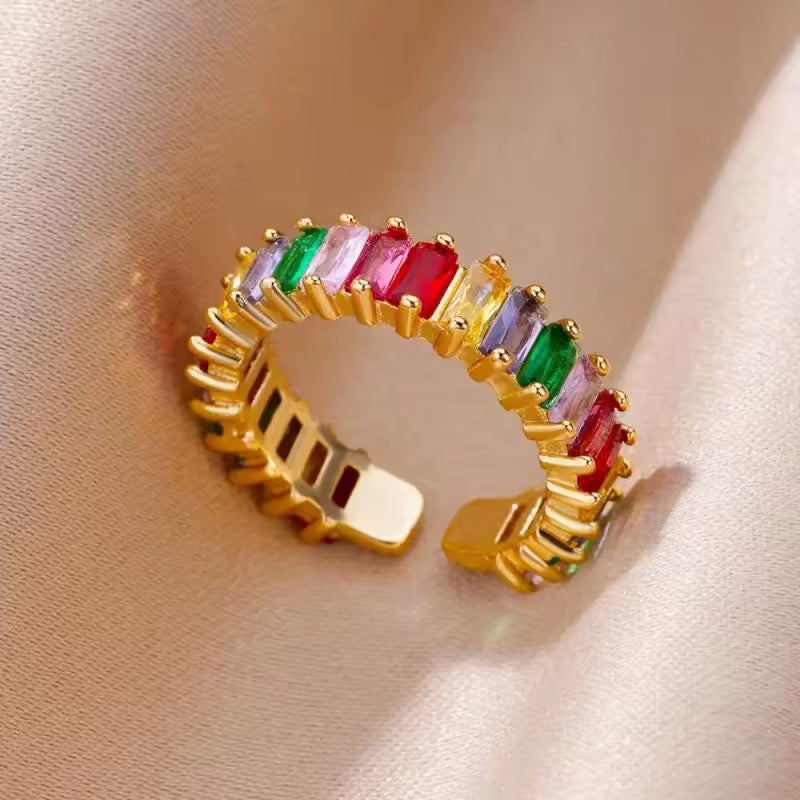 Ring mit funkelnden Zirkonia-Steinen