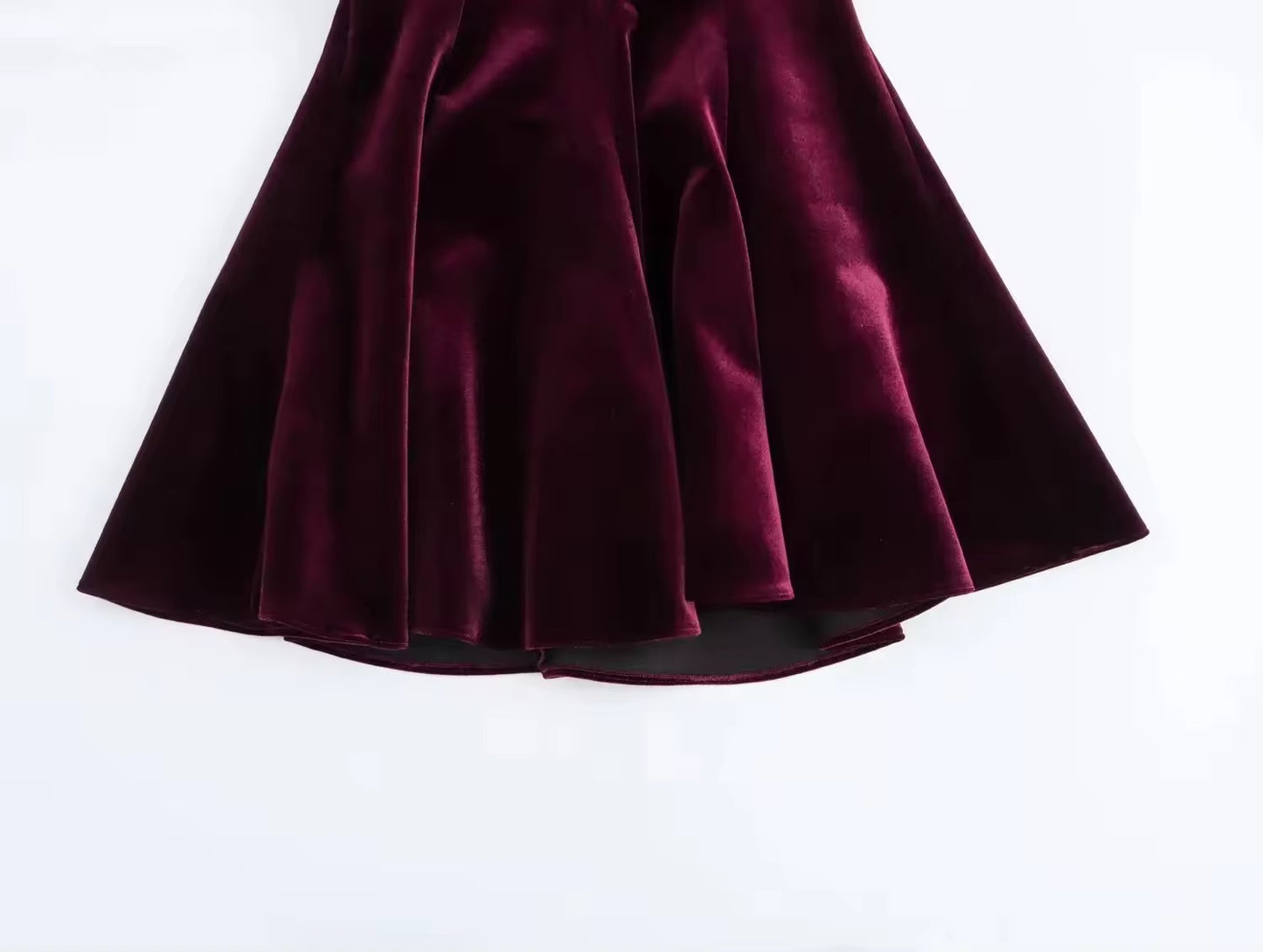 Elegantes Samtkleid mit ausgestelltem Rock