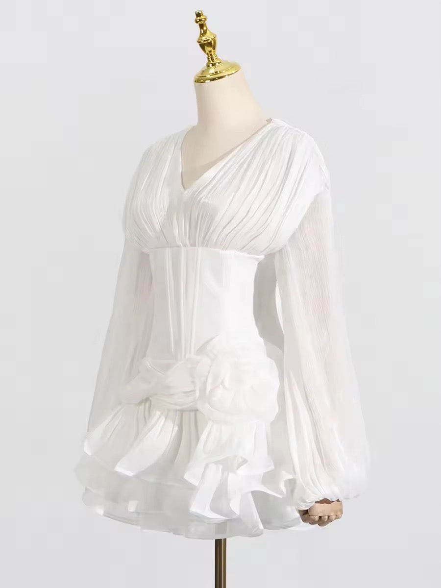 White Swan – Plissiertes Chiffonkleid mit Volants