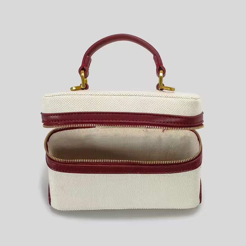 Stylish shoulder bag made of canvas and leather