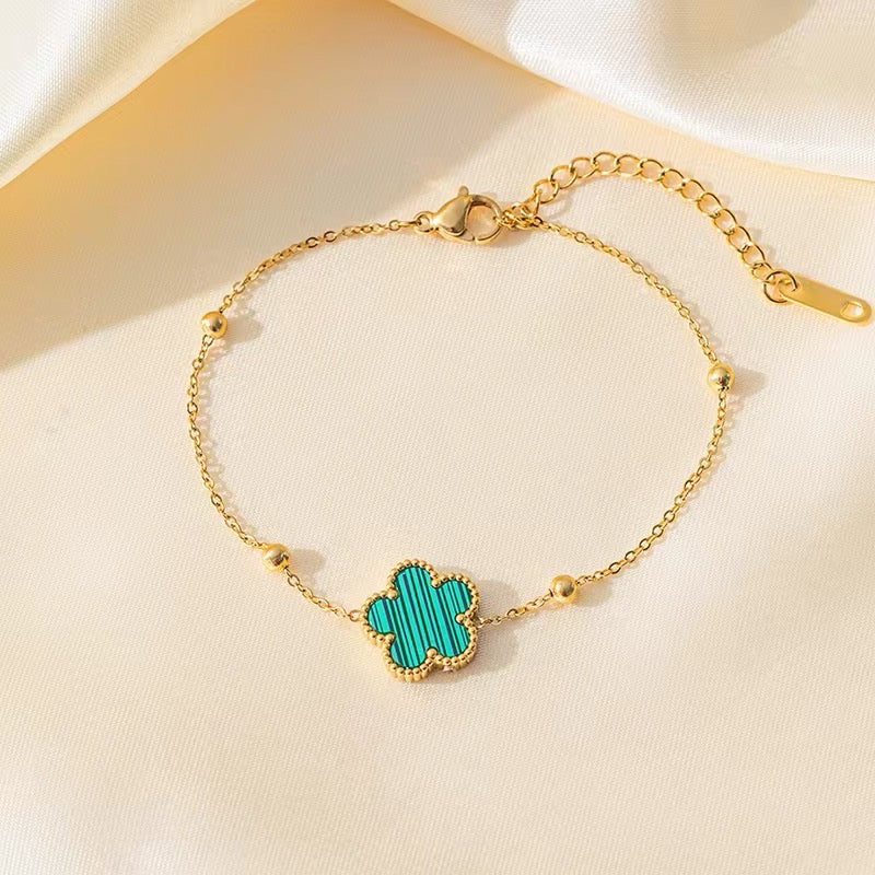 Clover Armband mit Goldenen Perlen