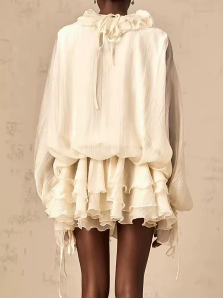 Romantische Rüschen-Bluse mit Shorts
