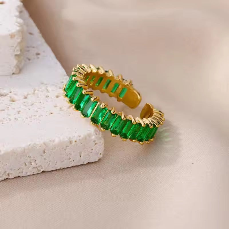 Ring mit funkelnden Zirkonia-Steinen