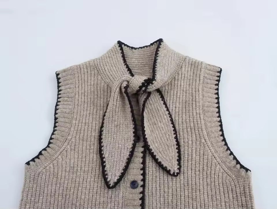 Strickweste mit Schleifenkragen