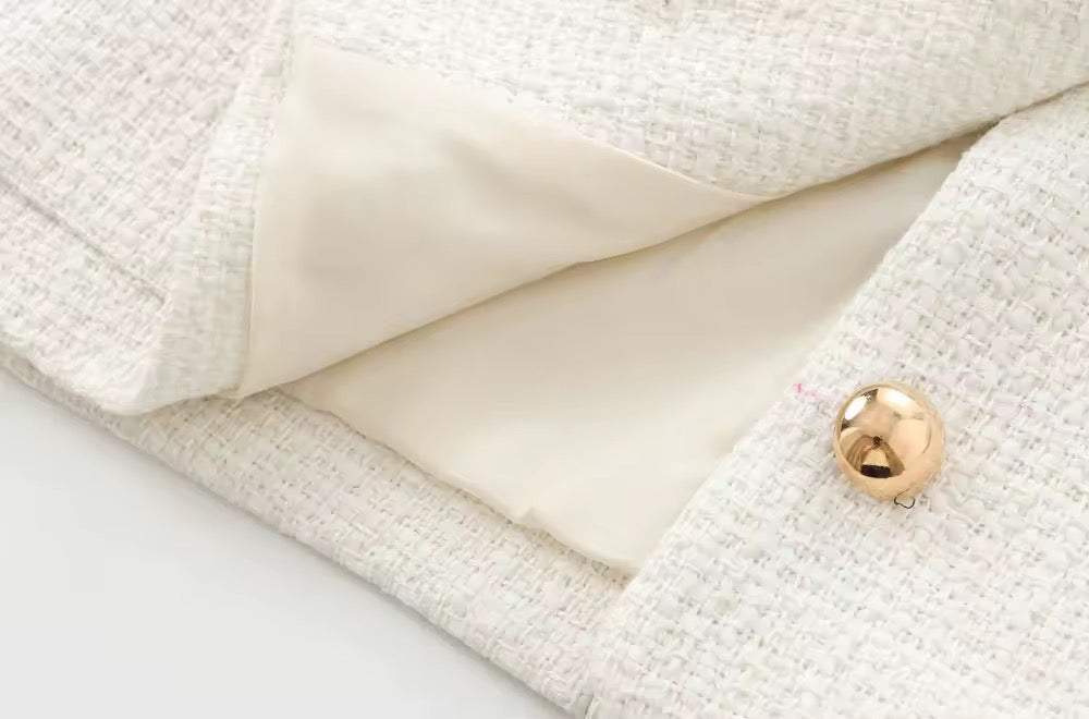 Ensemble élégant deux pièces – blazer et mini-jupe en blanc