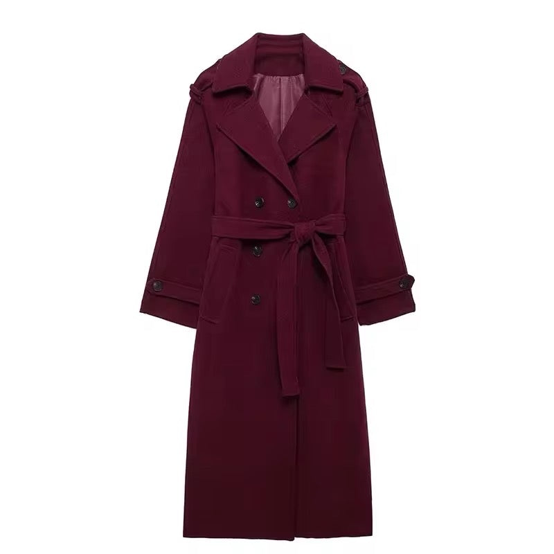 Eleganter burgunderfarbener Trenchcoat