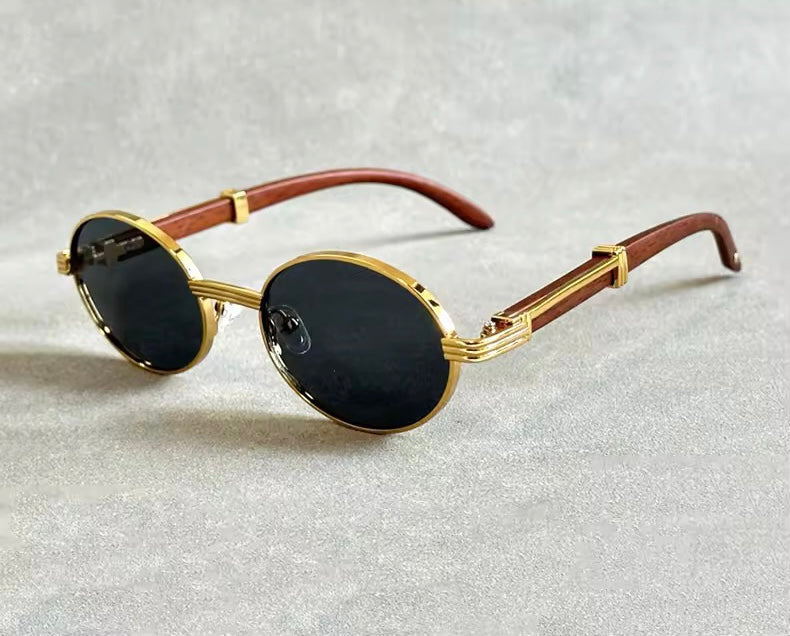 Elegante Sonnenbrille mit braunen Gläsern und goldenen Details