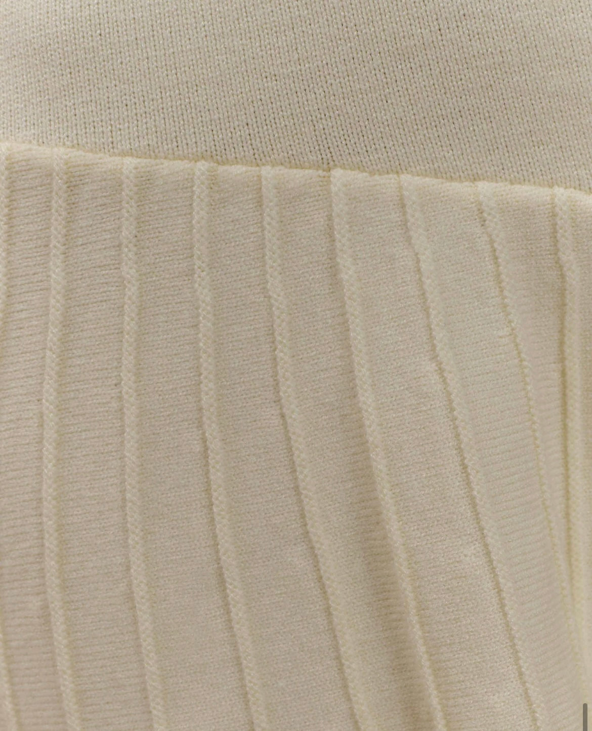 Elegantes Strickkleid mit Schlagärmeln