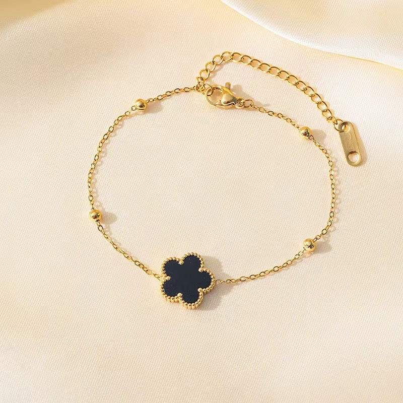 Clover Armband mit Goldenen Perlen