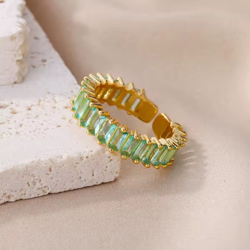 Ring mit funkelnden Zirkonia-Steinen