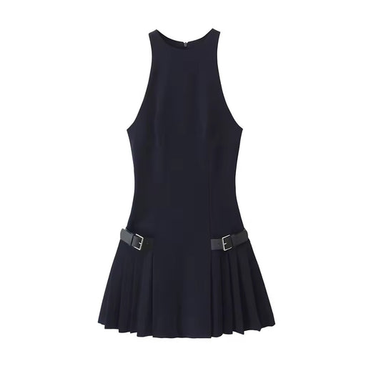 Robe noire avec jupe plissée et ceinture à la taille