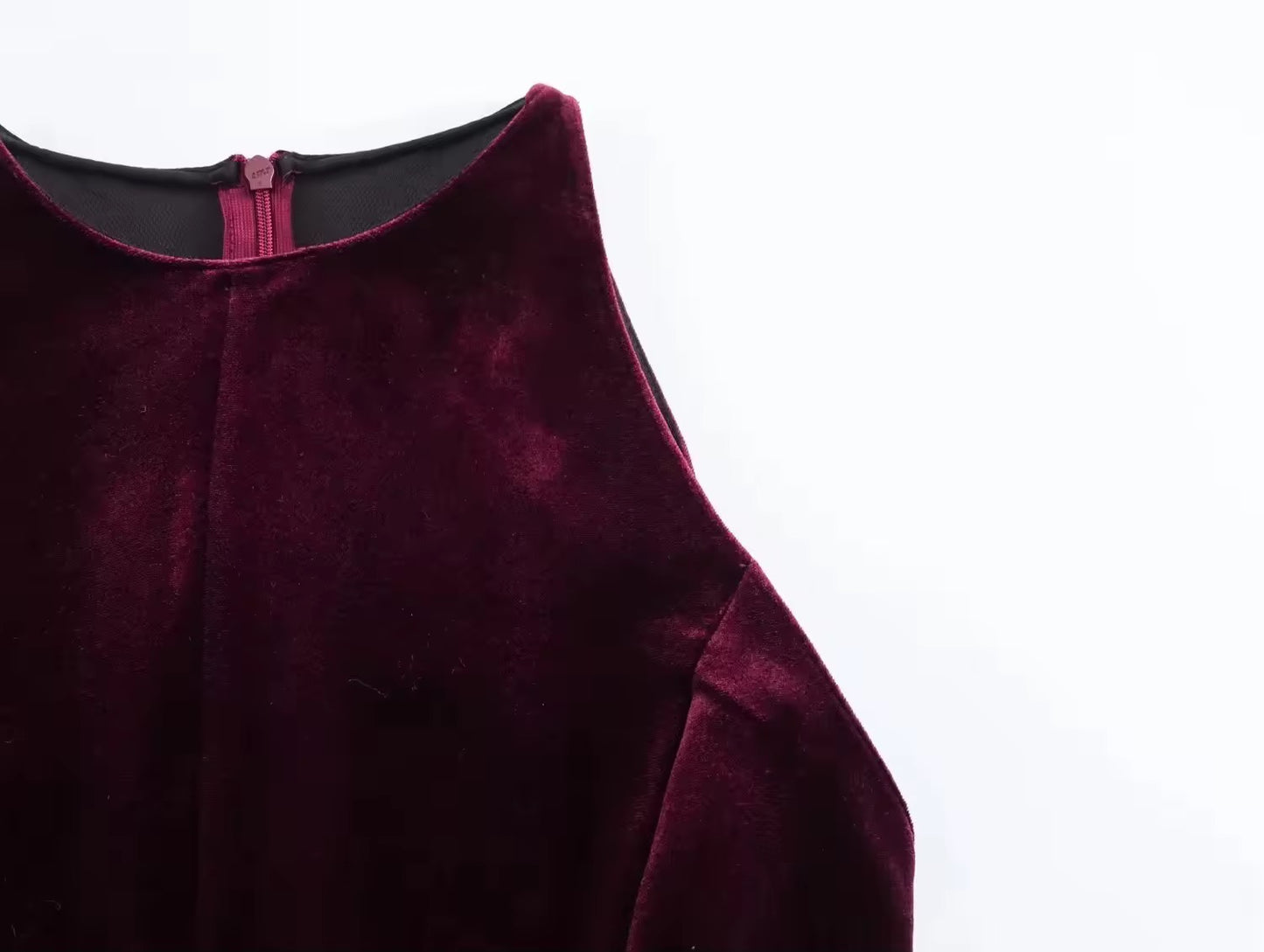 Elegantes Samtkleid mit ausgestelltem Rock