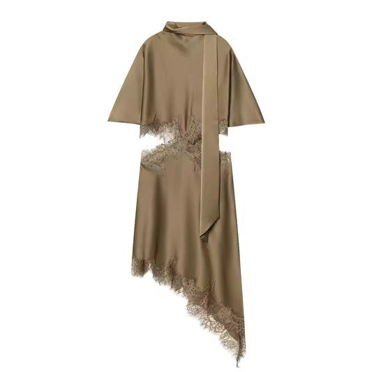 Satin-Kleid mit asymmetrischem Schnitt