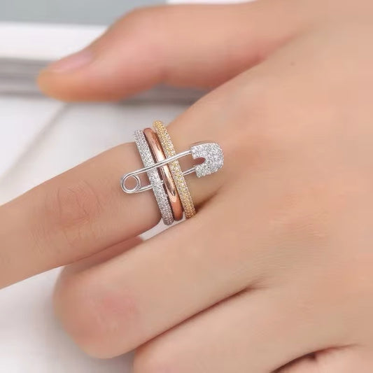 Stilvoller Ring-Set mit Sicherheitsnadel-Design und Glitzersteinen