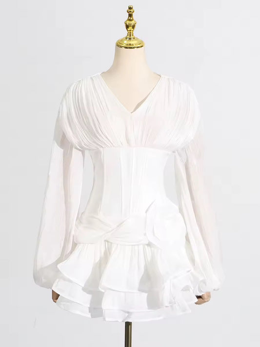 White Swan – Plissiertes Chiffonkleid mit Volants