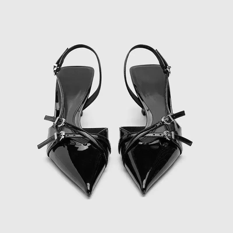 Schwarze Lackleder Slingback-Pumps mit Riemchen