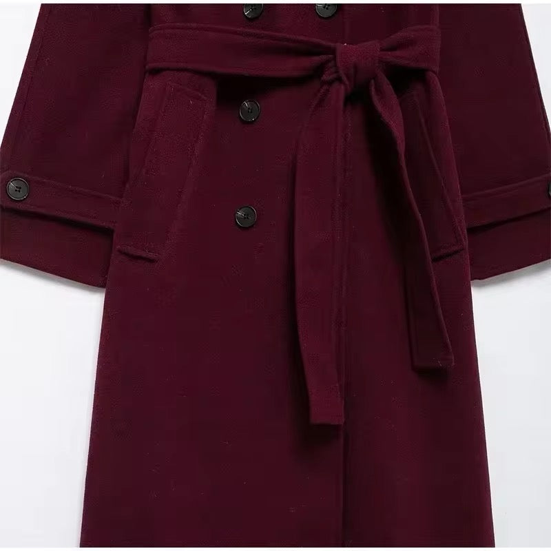 Eleganter burgunderfarbener Trenchcoat