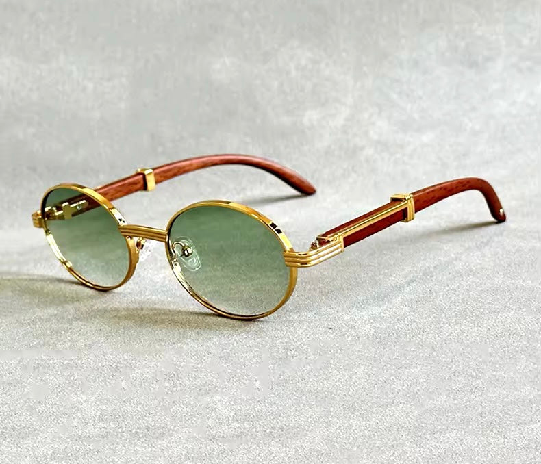 Elegante Sonnenbrille mit braunen Gläsern und goldenen Details