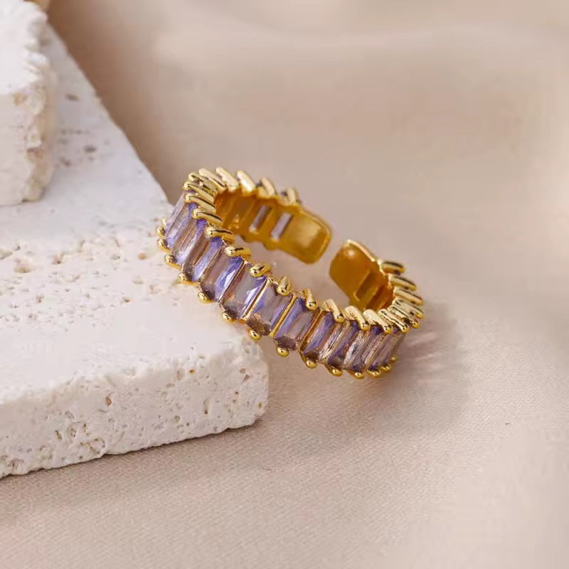 Ring mit funkelnden Zirkonia-Steinen