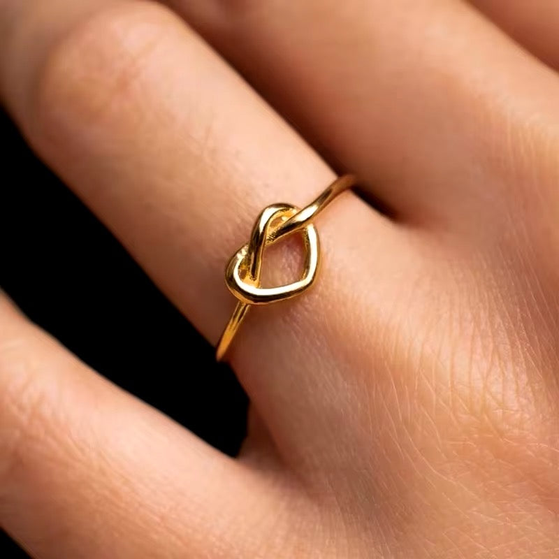 Vergoldeter Ring mit Herzmotiv