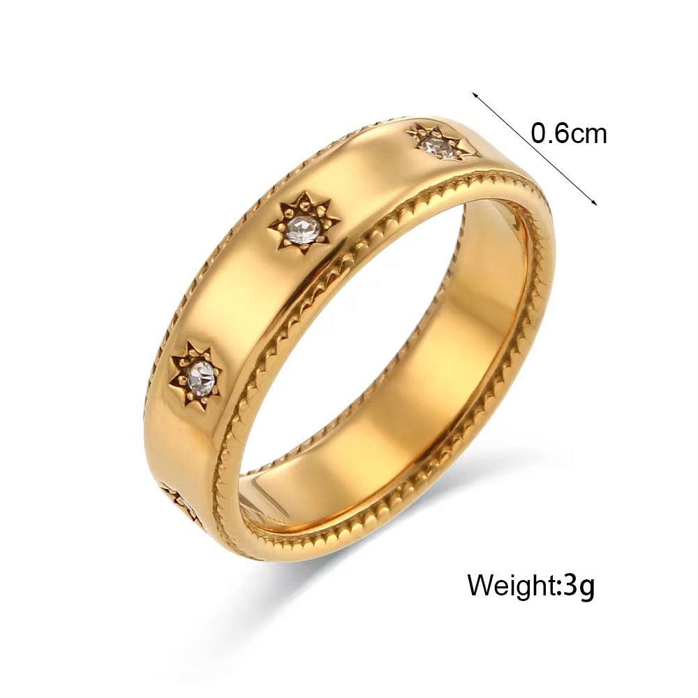 Eleganter vergoldeter Ring mit funkelnden Sternmotiven