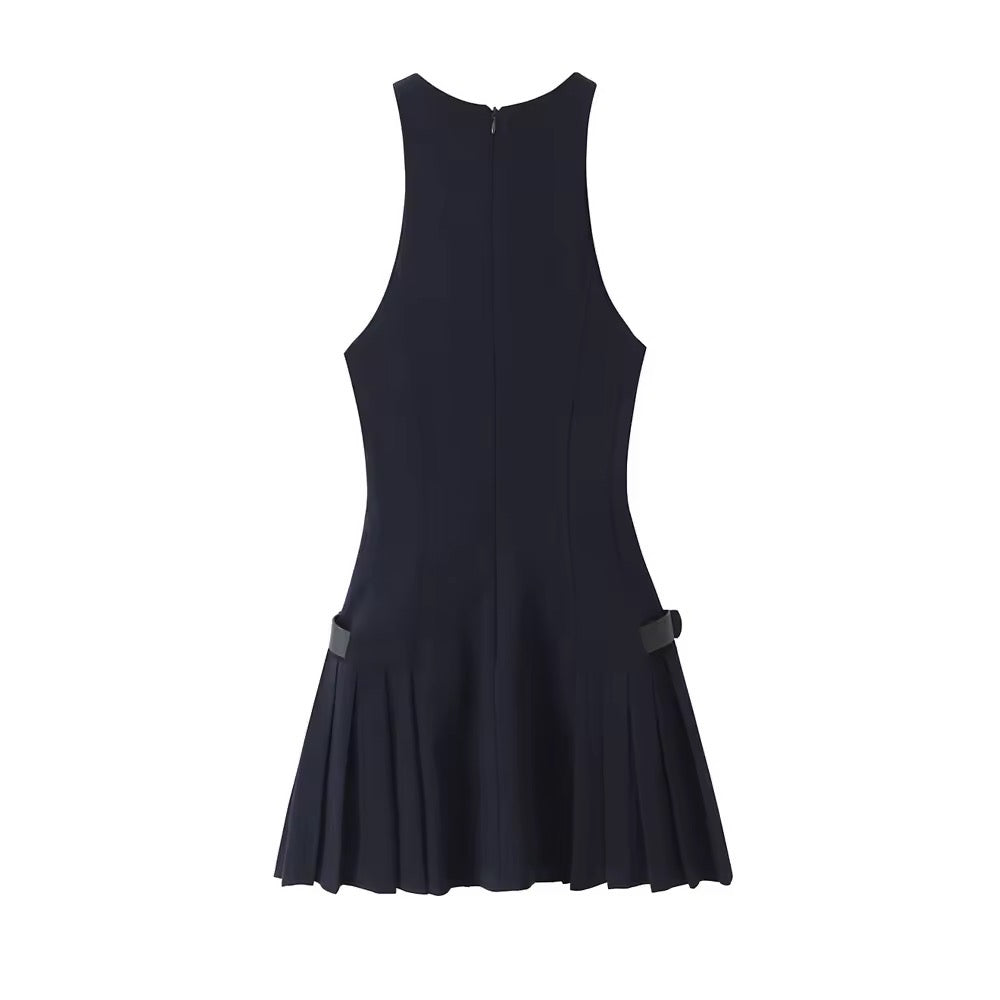 Robe noire avec jupe plissée et ceinture à la taille