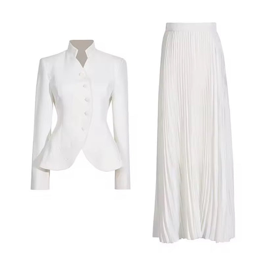 Zweiteiliges Set aus Blazer & Plisseerock