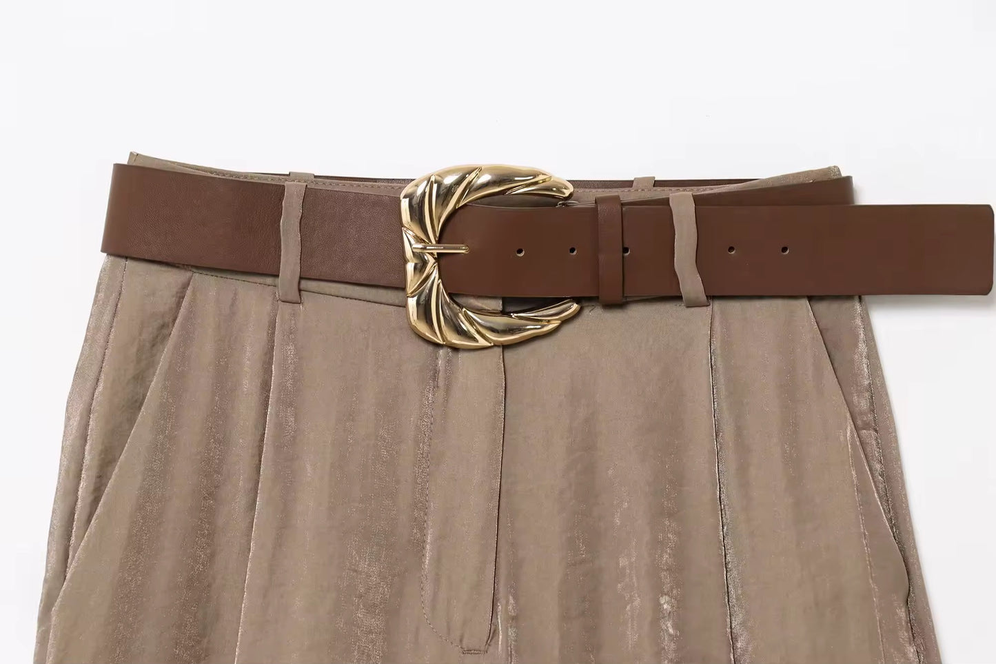 Weite Satin-Hose mit Gürtel in Taupe