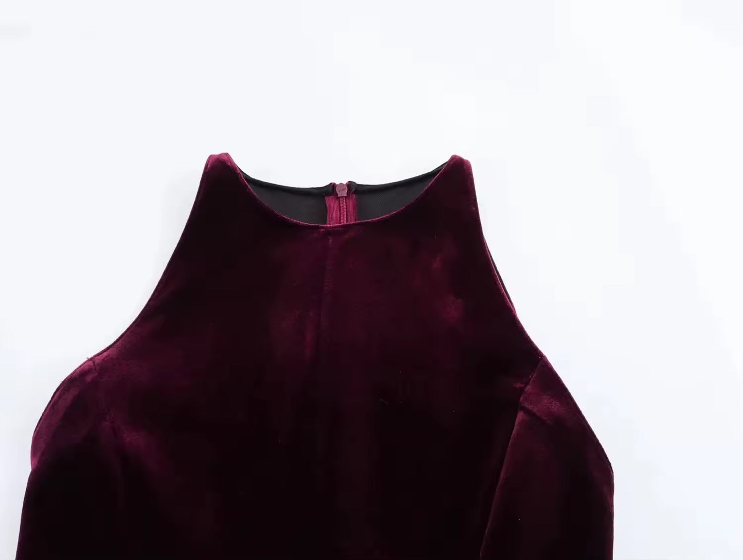 Elegantes Samtkleid mit ausgestelltem Rock