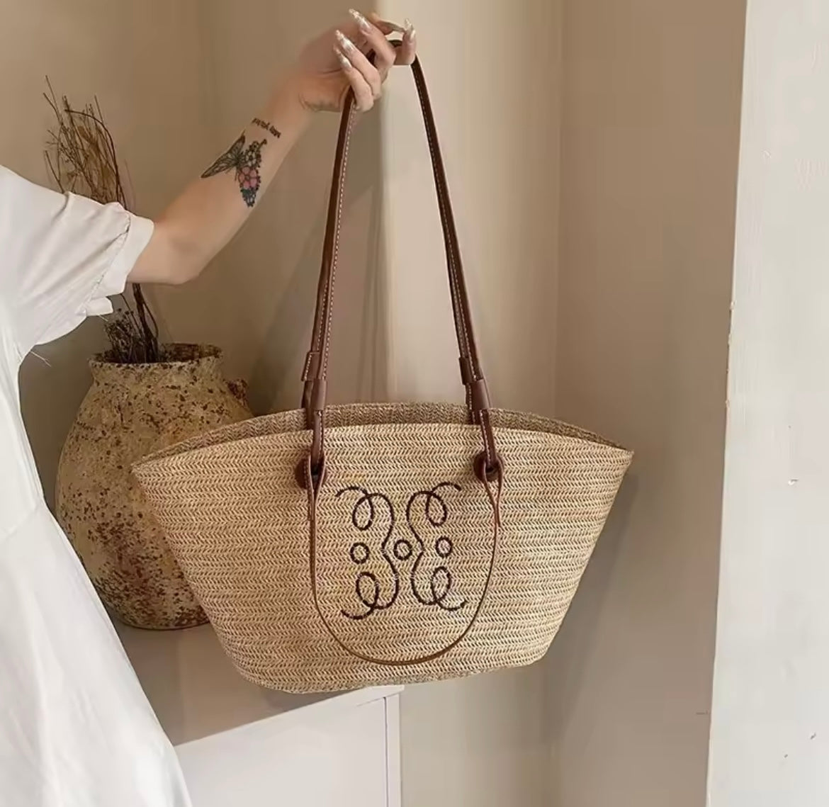 Strandtasche aus Stroh mit Lederdetails
