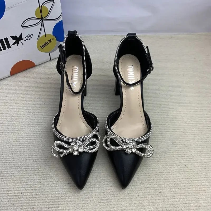 Schwarze Pumps mit Blockabsatz