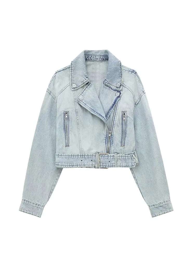 Cropped Jacke aus hellblauem Denim mit Gürtel