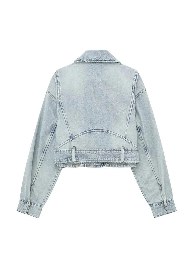 Cropped Jacke aus hellblauem Denim mit Gürtel