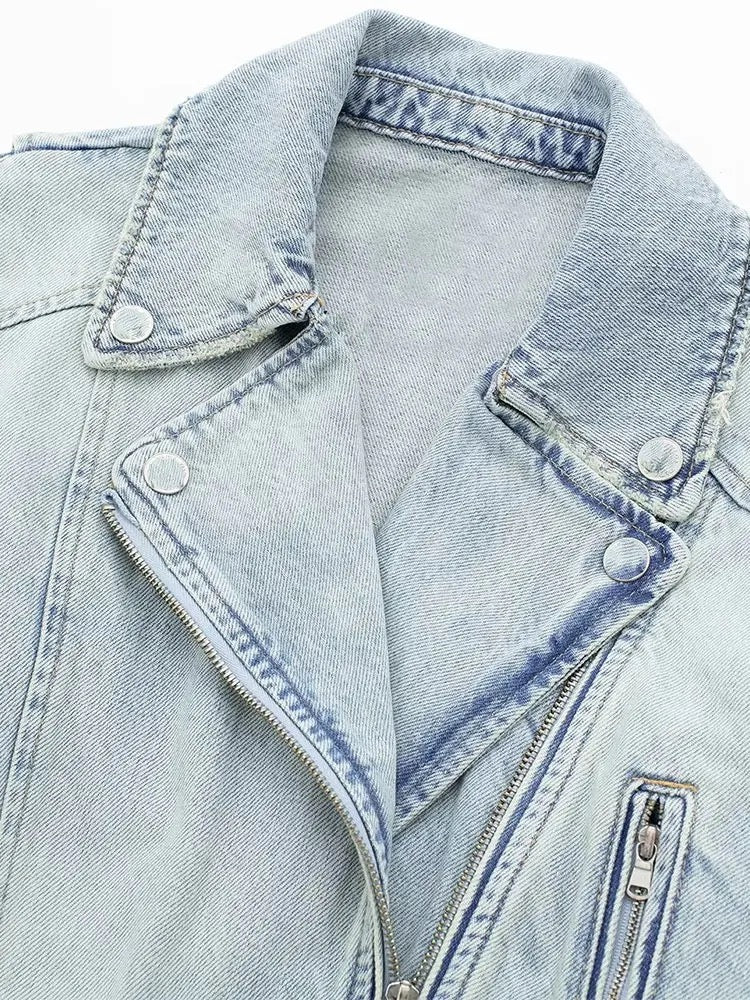 Cropped Jacke aus hellblauem Denim mit Gürtel